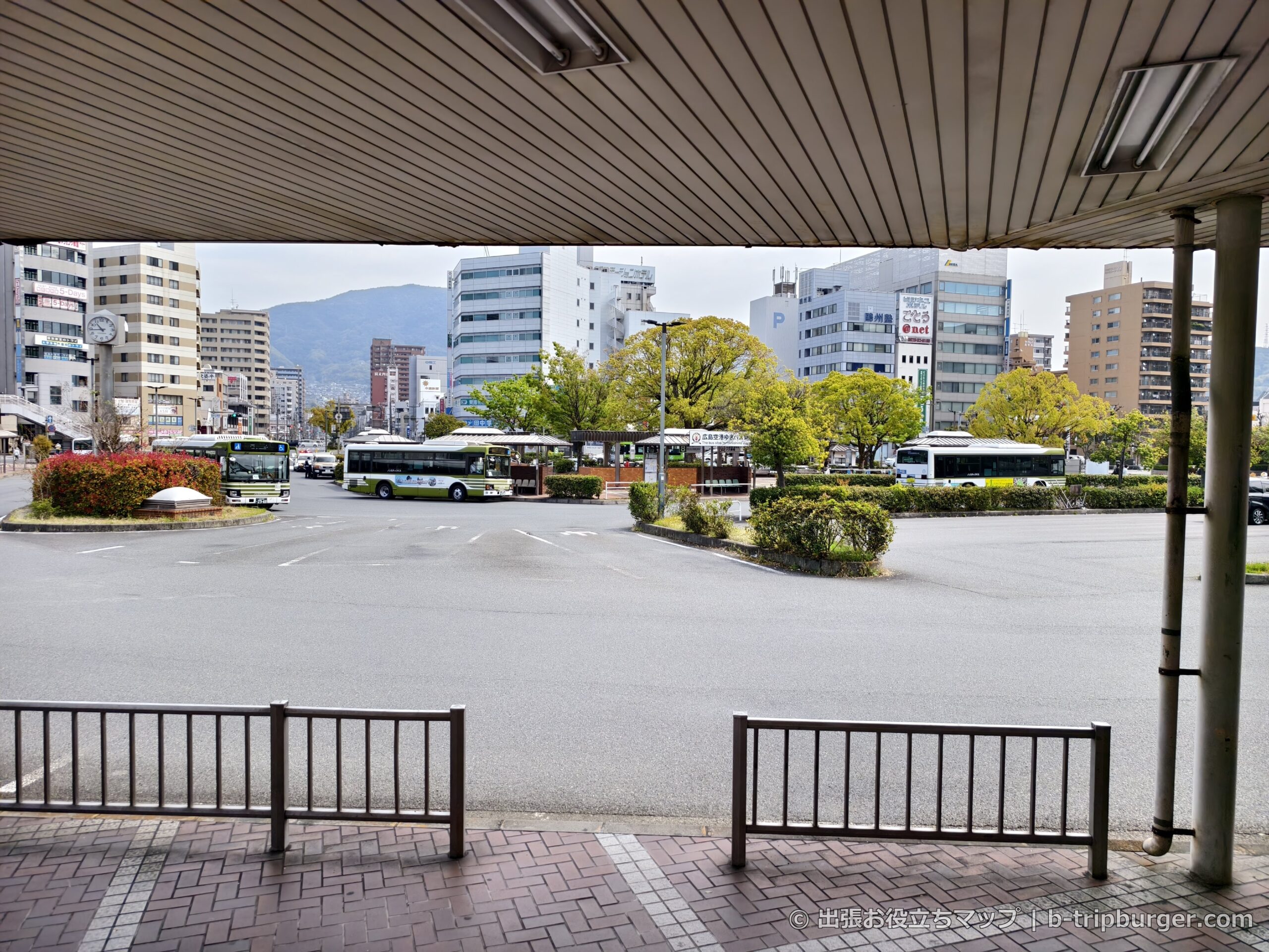 呉駅前のバスロータリーと駅舎