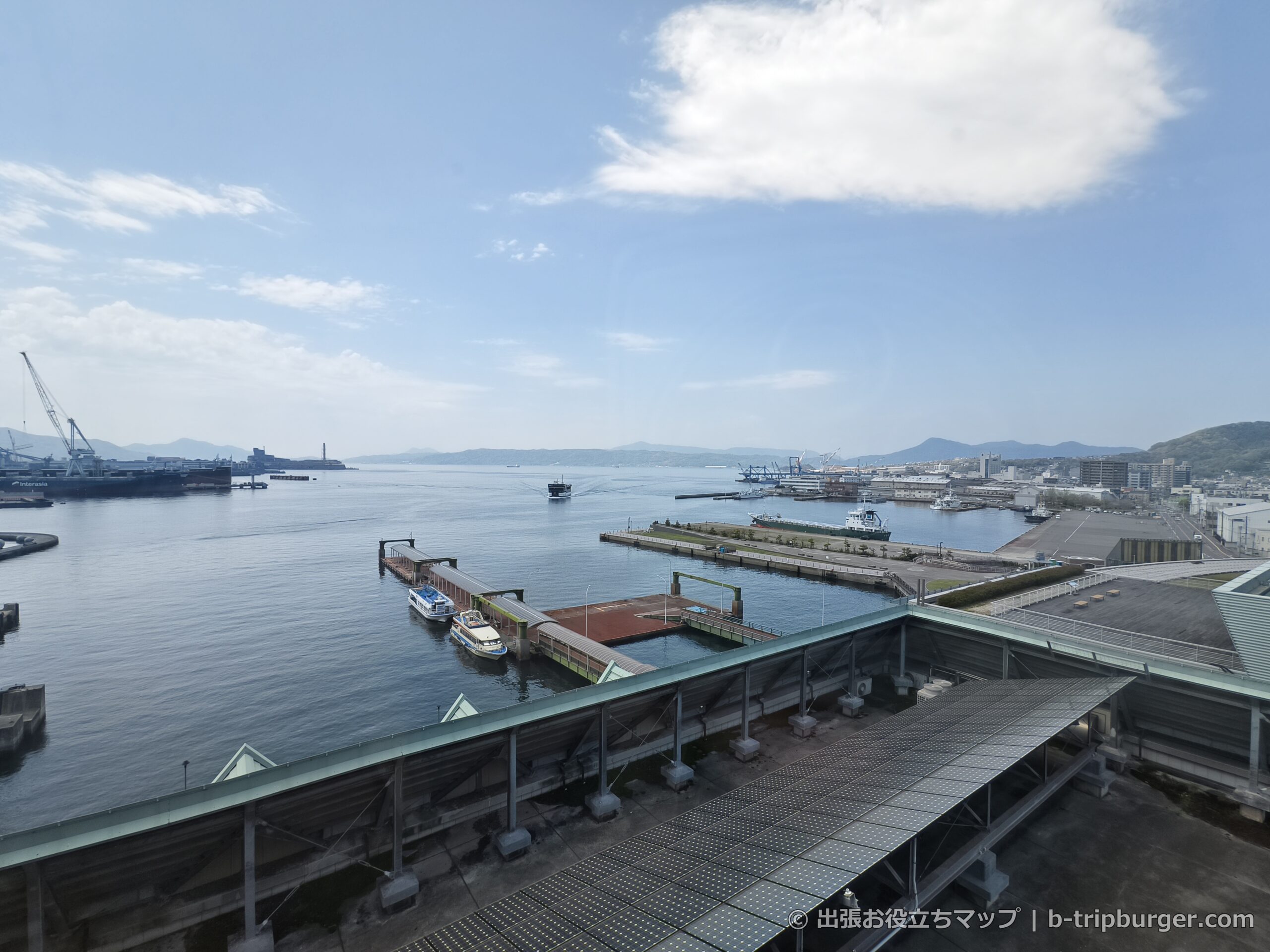 呉港の俯瞰風景、桟橋とフェリー
