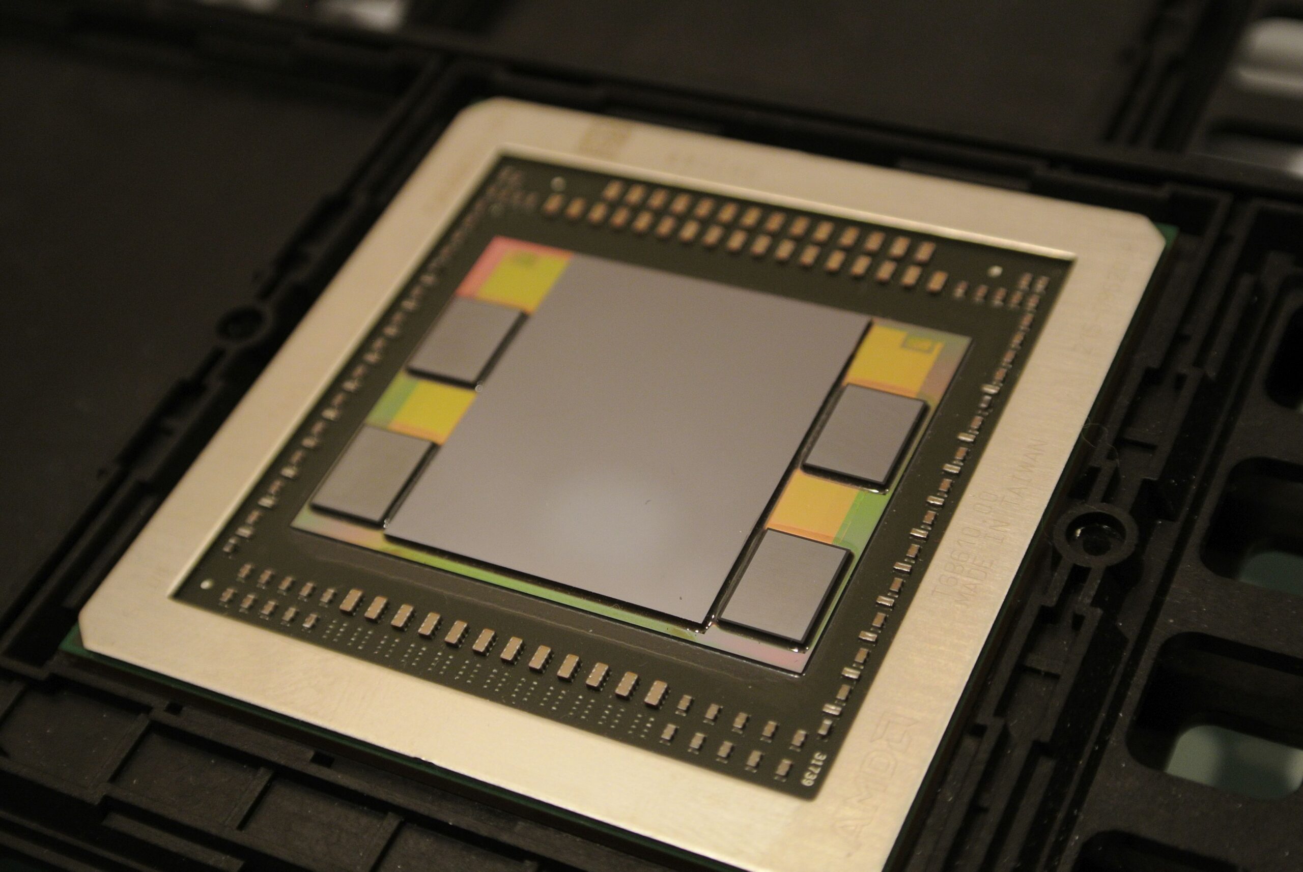 AMD FijiのGPUパッケージ上に搭載されたHBMメモリとインタポーザ