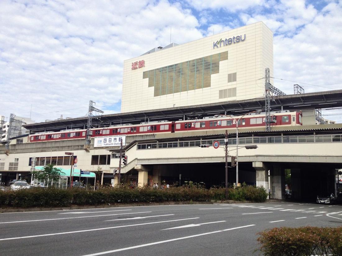 近鉄四日市駅の駅舎と電車。キオクシア四日市工場への玄関口