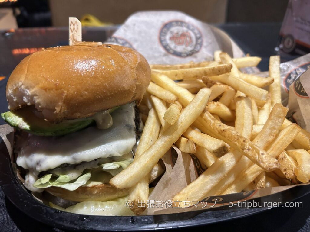 空港で食べた、ボリューミーなハンバーガー!
