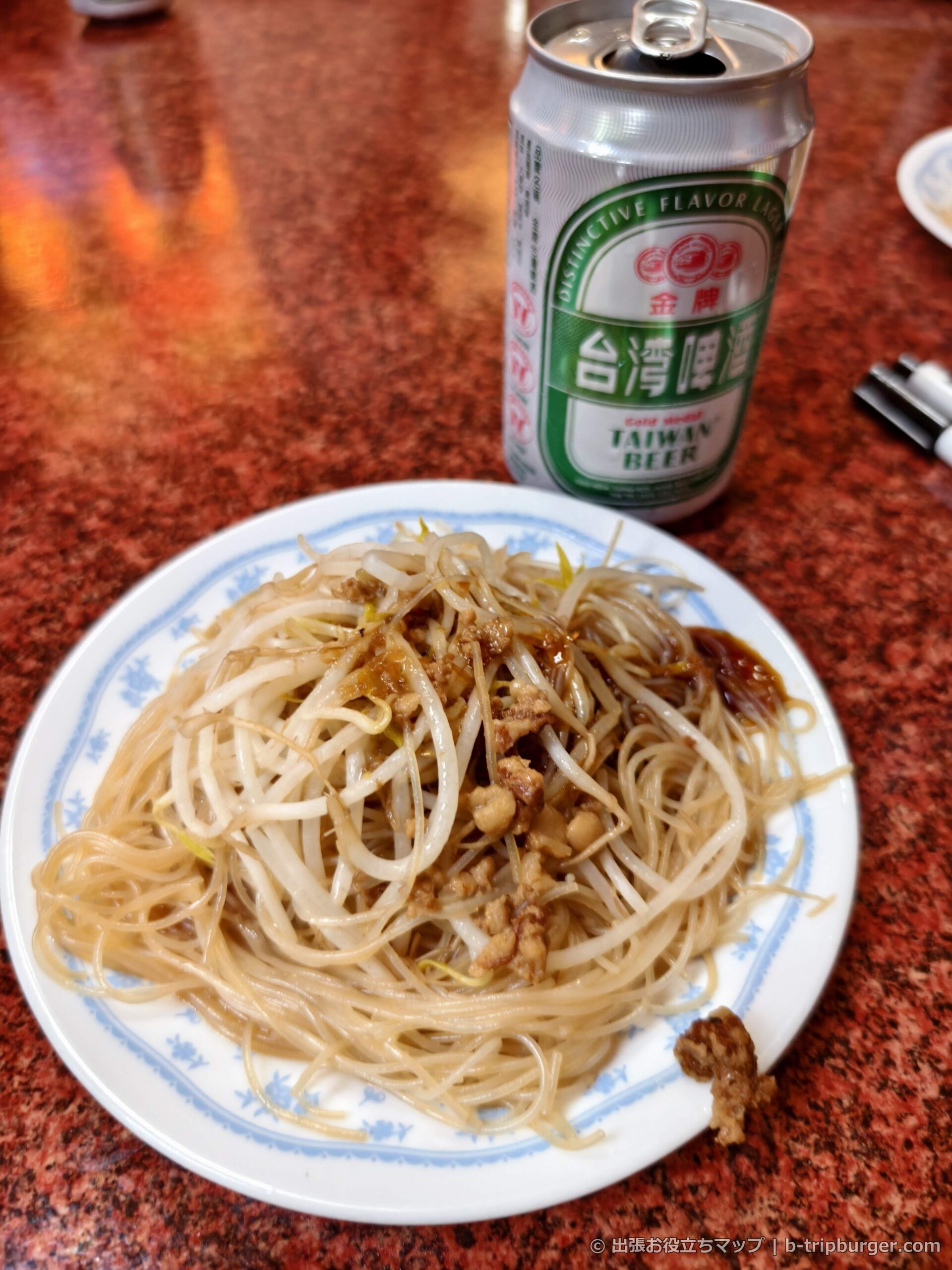 新竹のローカル食堂で食べたビーフンと台湾ビール（筆者撮影）