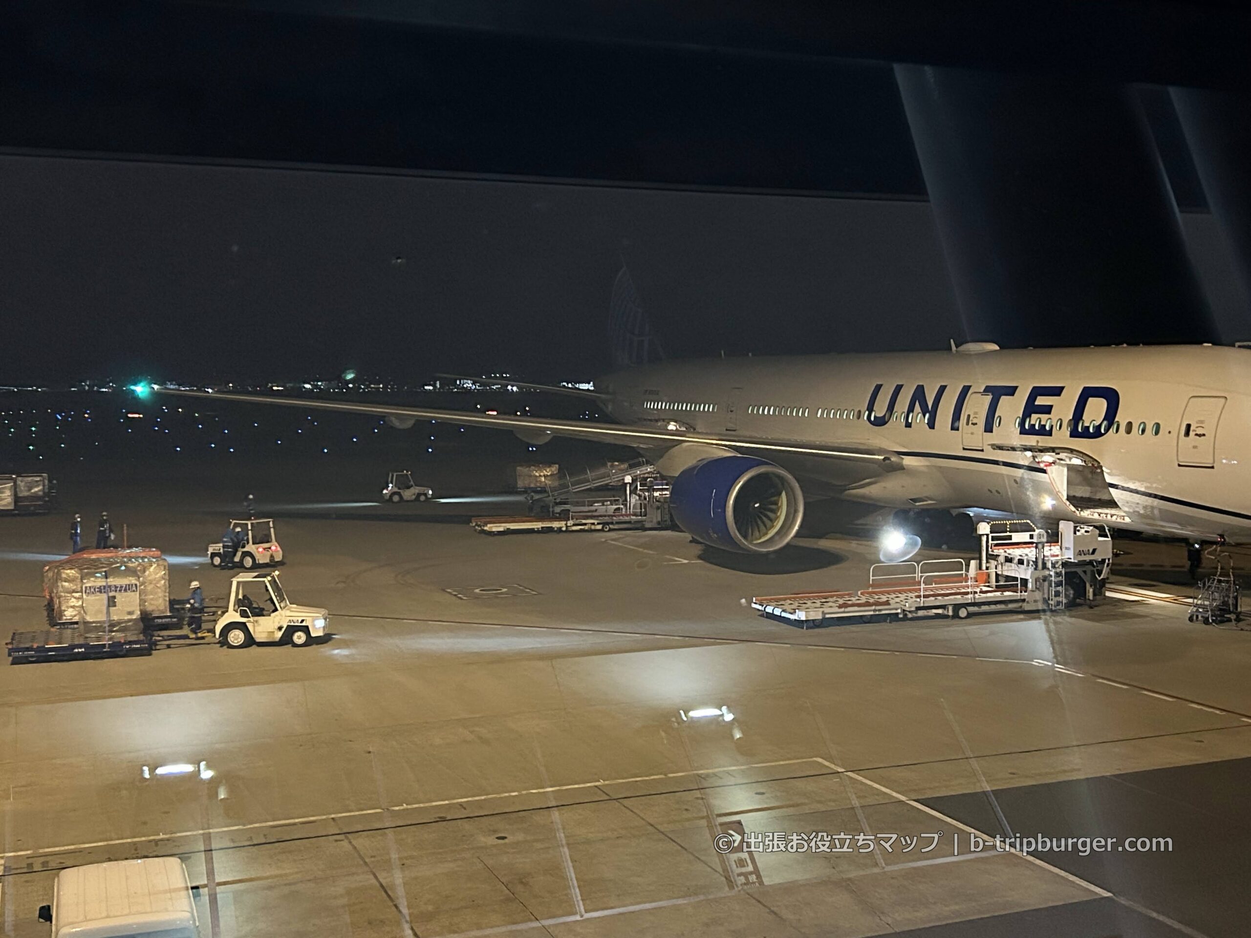 夜の空港・United機(筆者撮影)